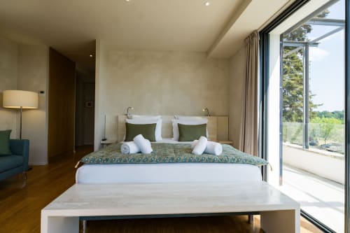 Suite Pinson au Domaine de la Peyrine : lit king size, vue sur le jardin et équipements modernes à Carignan de Bordeaux