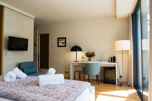Chambre Pic à Domaine de la Peyrine, Carignan de Bordeaux : lit, bureau, TV et balcon avec vue sur le jardin