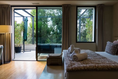 Chambre Pic à Domaine de la Peyrine, vue jardin, lit moderne avec serviettes roulées, accès à terrasse panoramique