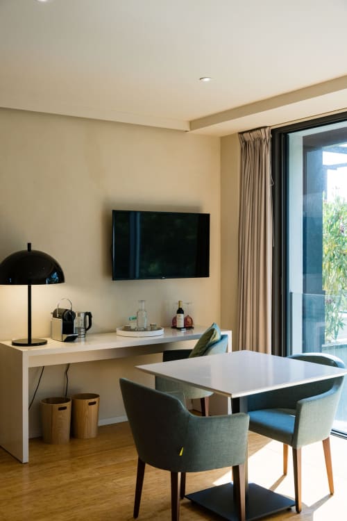 Suite Tourterelle au Domaine de la Peyrine avec bureau, table à manger, TV murale et vue sur jardin à Carignan de