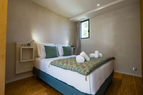 Suite Tourterelle au Domaine de la Peyrine : chambre avec vue sur le jardin, lit moderne et touches de vert