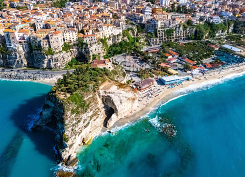 Vista aerea degli Apartments Mottola a Tropea con acque turchesi e spettacolari scogliere costiere