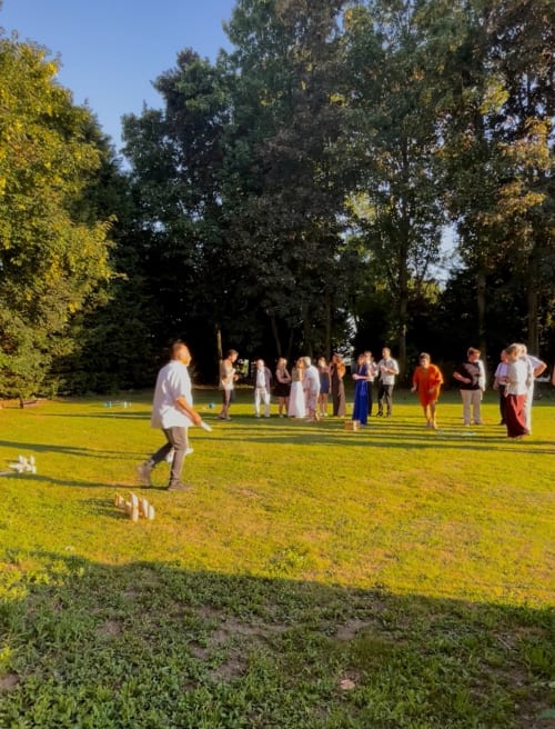 Des invités profitant de jeux de jardin et de convivialité dans le parc du Domaine Les Racines, un gîte français à la campagne