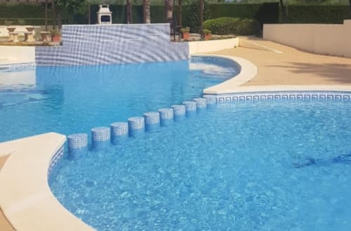 Piscina de lujo en Olivos del Sol en Sant Jordi con zona de tomar el sol y servicios complementarios