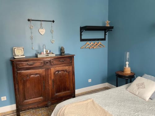 Chambre Au Bois Dormant avec murs bleus, commode en bois et décoration vintage, près de Paris