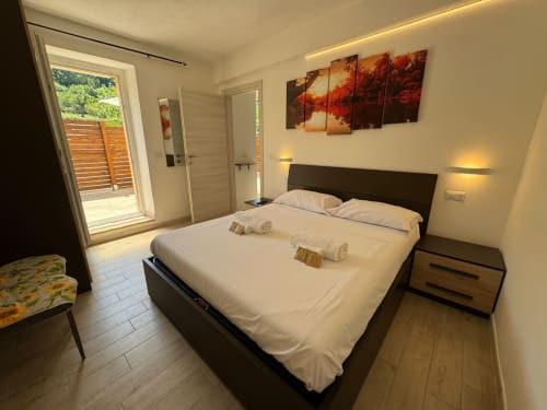 Camera moderna in appartamento Victoria presso Queen Hotel, Campofilone con letto queen, bagno ensuite e accesso alla terrazza