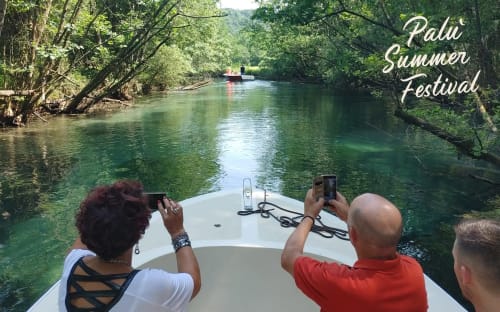 Turisti in gita in barca nelle acque smeraldo del Palu Summer Festival vicino a Casa Meravigliosa, Fontanafredda