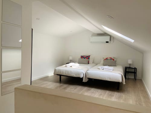 Quarto moderno no sótão com duas camas individuais na Casa das 7 Janelas em Peniche, Portugal