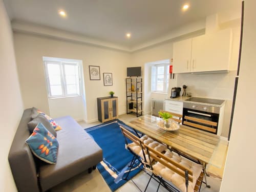 Interior moderno do apartamento em Casa das 7 Janelas, Peniche com cozinha, sala de jantar, sofá e vista da cidade