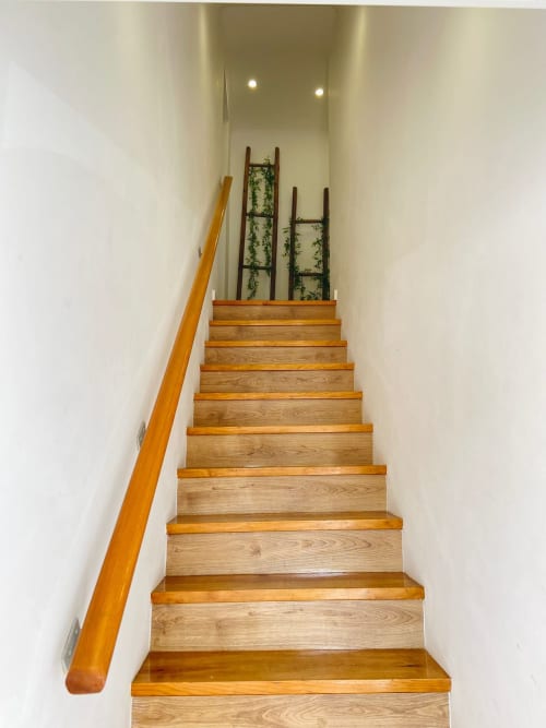 Escada de madeira com corrimão subindo na Casa das 7 Janelas, Peniche