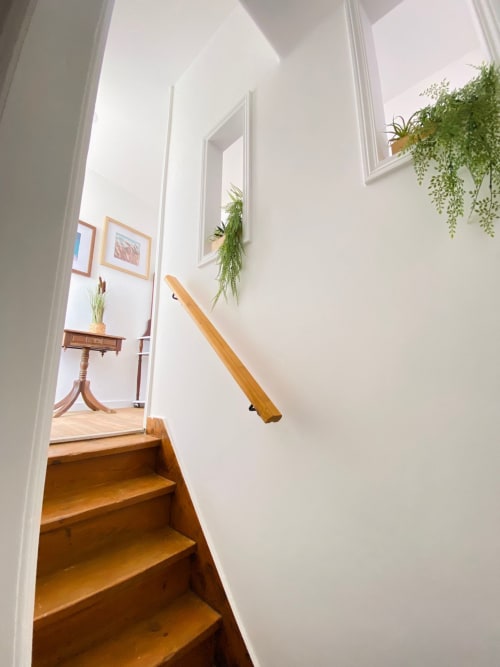 Escada de madeira com corrimão no apartamento Casa das 7 Janelas, Peniche