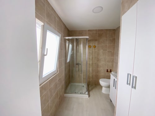 Casa de banho moderna em Casa das 7 Janelas, Peniche, com cabine de duche em vidro, sanita e lavatório