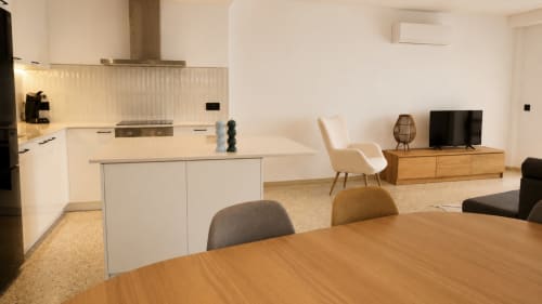 Moderno apartamento diáfano en Holidays Costa Brava con isla de cocina, zona de comedor y salón con vistas al mar en Empuriabrava