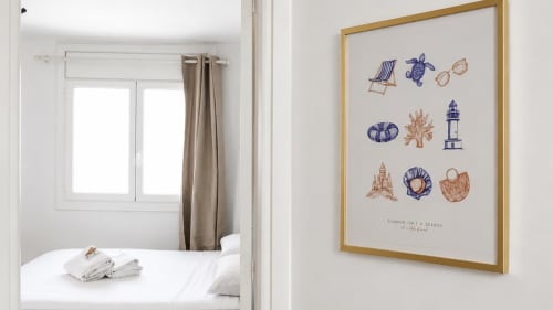 Dormitorio moderno con arte temático costero en Holidays Costa Brava, Empuriabrava con ilustraciones de playa y náuticas
