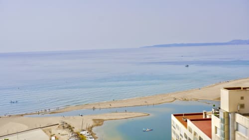 Vista de la playa de Empuriabrava y el Mar Mediterráneo desde el balcón del apartamento Holidays Costa Brava