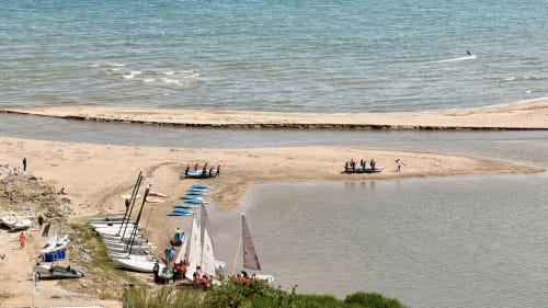 Playa de Empuriabrava con veleros, arena blanca y canales costeros en Holidays Costa Brava