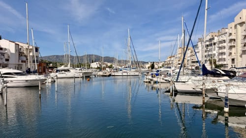 Marina en Empuriabrava con veleros y apartamentos frente al Mediterráneo