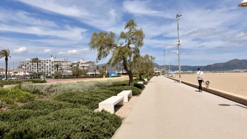 Paseo marítimo de Holidays Costa Brava, Empuriabrava con playa de arena, hoteles modernos y costa mediterránea