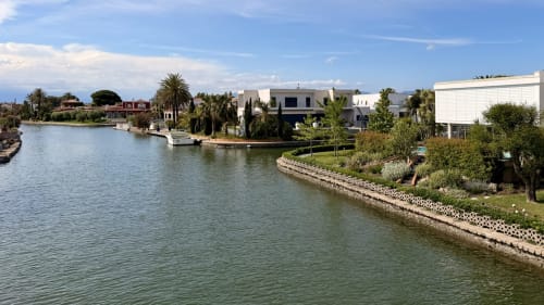 Apartamento frente al mar con vistas al Mediterráneo en Holidays Costa Brava, Empuriabrava, con edificios modernos y palmeras