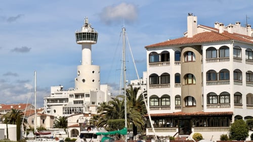 Hotel Holidays Costa Brava en Empuriabrava con vistas al mar, edificios blancos, torre faro y Mediterráneo