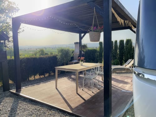 Comedor bajo pérgola en B&B Wine And Cooking Penedès con vistas a los viñedos, El Pla Del Penedès