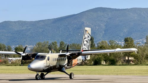 Hidroavión en el aeródromo de Empuriabrava con montañas de fondo, cerca de Holidays Costa Brava