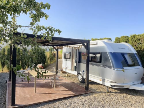 Caravana moderna con zona de descanso bajo pérgola en B&B Wine And Cooking Penedès, El Pla Del Penedès, Barcelona