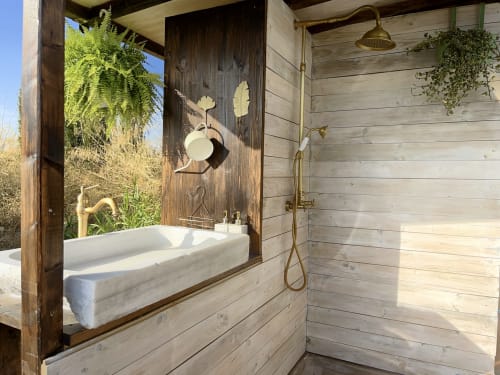 Baño exterior en B&B Wine And Cooking Penedès con lavabo de mármol, grifería de latón, paredes de madera y vistas naturales