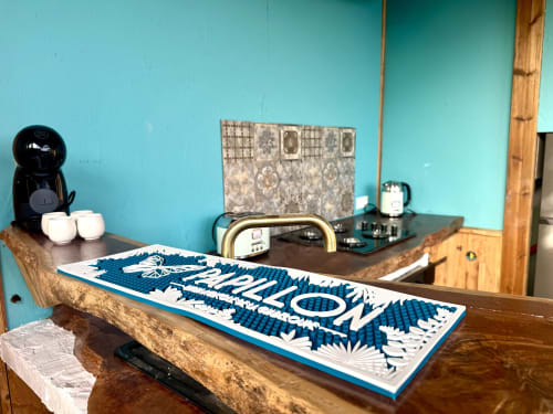 L'appartement Bielle à Tiki Kaz à Saint François arbore des murs turquoise, des surfaces en bois et une enseigne de bienvenue bleue avec cuisine