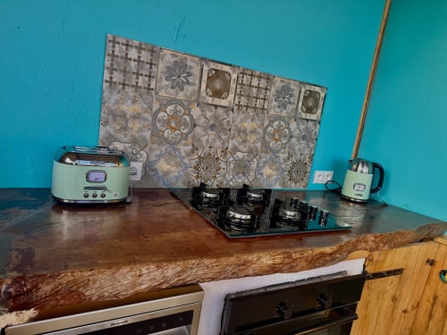 Comptoir de cuisine de l'appartement Bielle, Tiki Kaz Saint François, avec électroménagers rétro et dosseret en carrelage décoratif