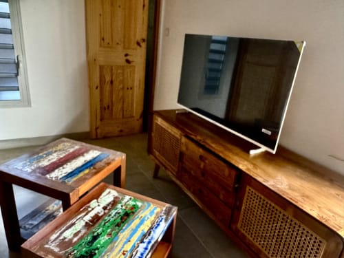 Séjour de l'appartement Bielle, Tiki Kaz, Saint François avec TV et mobilier en bois