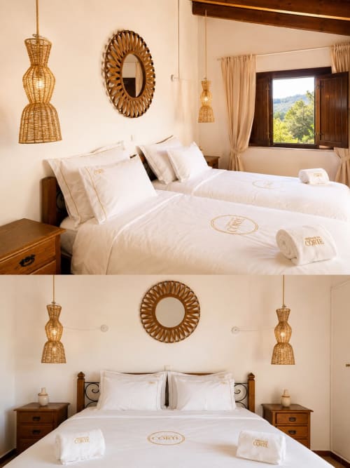 Quarto elegante da Herdade da Côrte com camas geminadas, luminárias de vime e vista para o jardim através de venezianas