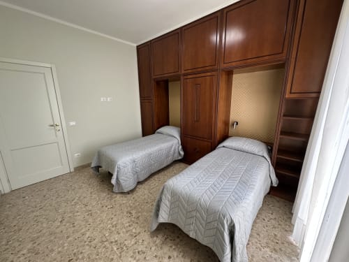 Camera doppia al 10 Minutes B&B di Verona con armadio in legno e vista sulla città