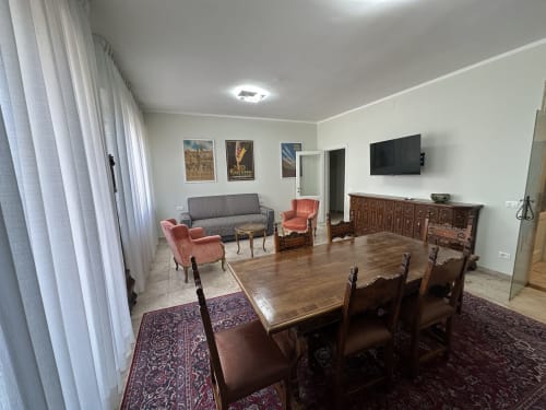 Appartamento B&B a Verona con tavolo da pranzo, zona living, mobili in legno e TV a schermo piatto