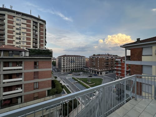 Balcone dell'Appartamento Skyview con vista sulla storica piazza e l'architettura circostante di Verona