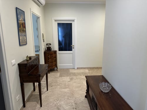 Elegante ingresso dello Skyview Apartment presso il 10 Minutes B&B a Verona, con mobili d'epoca e pavimenti in piastrelle