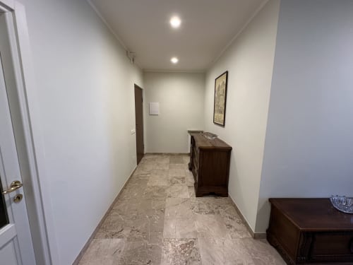 Corridoio moderno di Skyview Apartment presso 10 Minutes B&B Verona con pavimento in marmo, arredamento in legno e illuminazione incassata