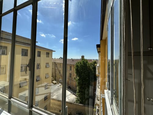 Panorama di Verona dal balcone dell'Appartamento Skyview con edifici gialli e cielo sereno