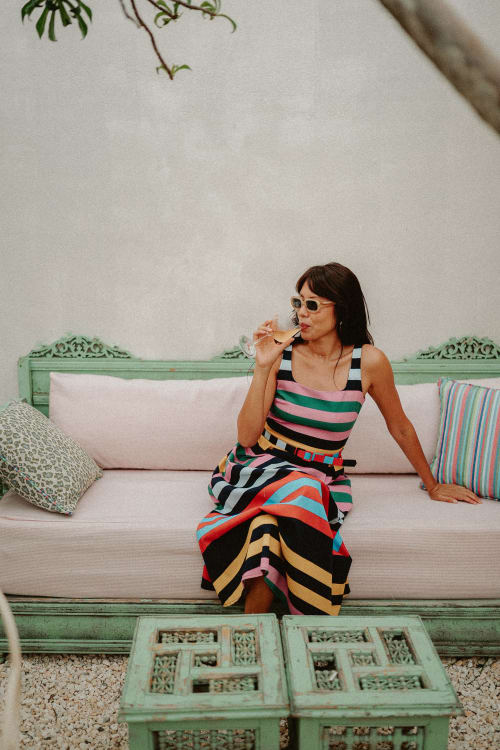 Femme détente sur canapé vert vintage Suite Bleu Lavande à Bleu Guest House, Saint-François