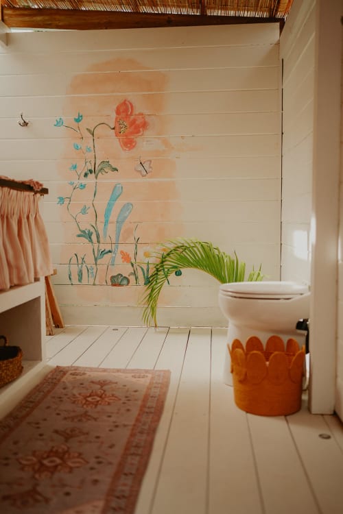 Suite de bain charmante à la Bleu Guest House avec fresque murale florale peinte à la main et décor côtier à Saint-François