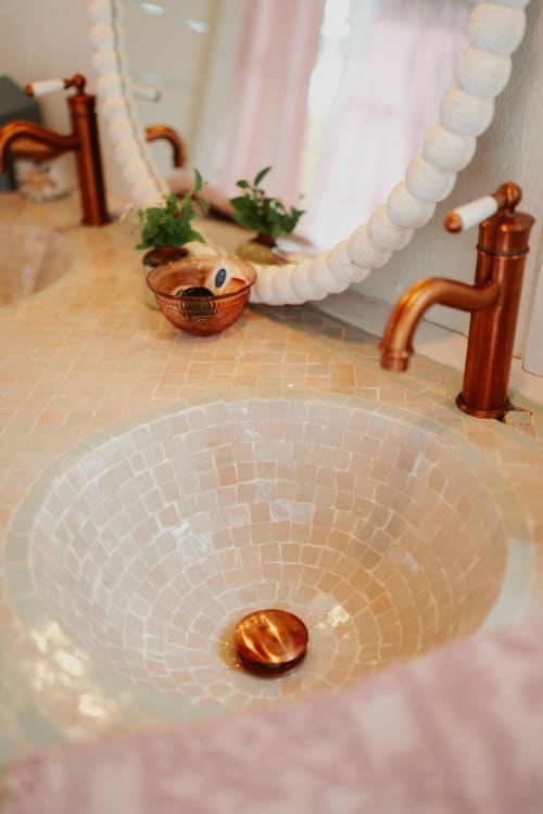 Luxueux lavabo avec robinetterie en cuivre et détails en carrelage mosaïque à la Bleu Guest House, Saint-François
