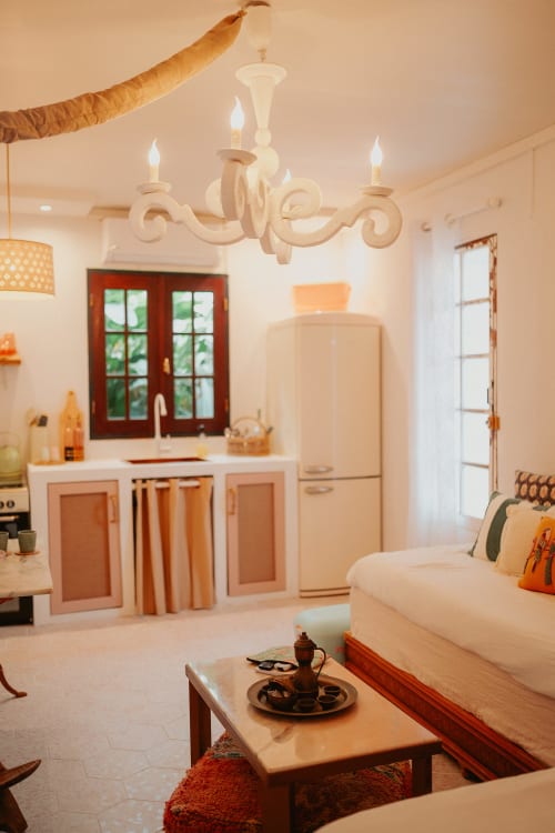 Suite Bleu Lavande de la Guest House Bleu avec lustre crème, kitchenette et décor rétro à Saint-François