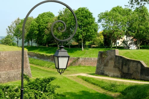 Lampadaire orné dans le jardin d'Au Bois Dormant, gîte rural en Bourgogne
