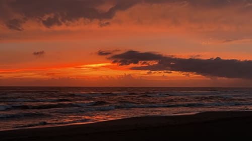 Tramonto arancione drammatico sul Mar Mediterraneo a Passoscuro beach presso Maison Tizi a Fiumicino, Roma