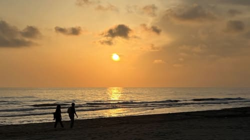 Passeggiata al tramonto sulla spiaggia di Passoscuro, Fiumicino Roma - serenità costiera all'ora d'oro