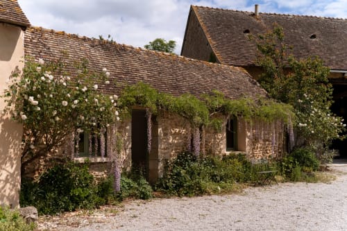 Charmante maison en pierre aux murs couverts de lierre et fleurs blanches aux Maisons Noisette, Saint-Pierre-des-Ormes