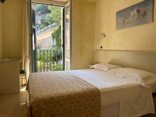 Chambre simple avec balcon donnant sur le jardin à l'Hôtel Feluca à Bonassola, Italie