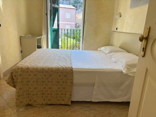 Chambre single de l'Hôtel Feluca avec balcon à Bonassola, Italie, vue sur le jardin