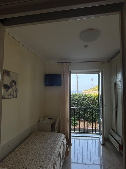 Chambre simple avec vue mer à l'Hôtel Feluca, Bonassola, lit, TV et balcon donnant sur le jardin