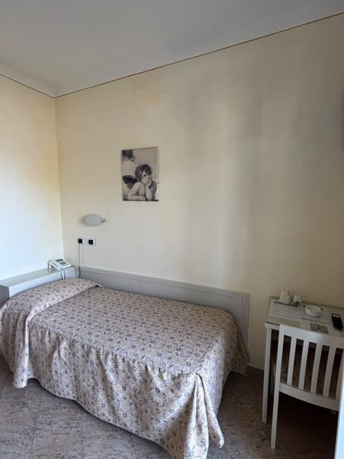Chambre simple vue mer à l'Hôtel Feluca à Bonassola, avec lit, lit bébé et équipements modernes